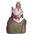 Santon de Provence Vielle Femme au mortier faisant de l'aïoli